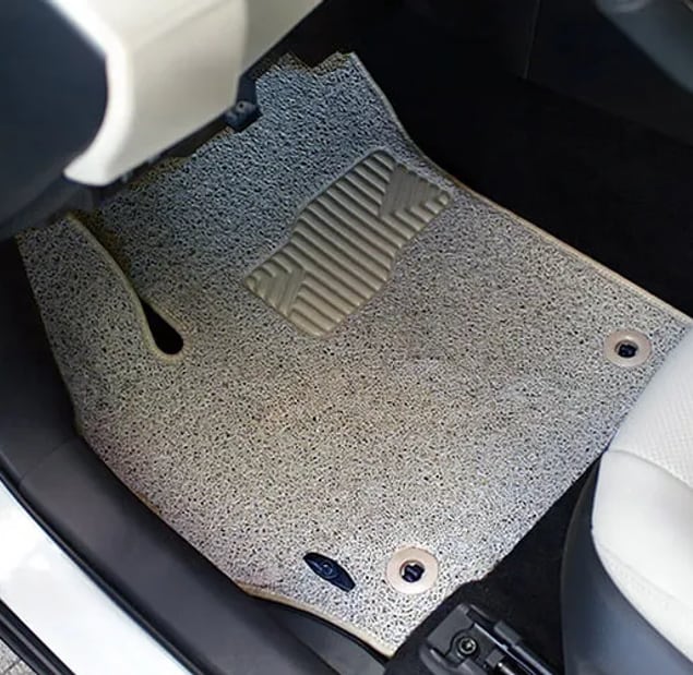 Tapete automotivo cinza no assoalho do motorista de um carro Tapete automotivo cinza no assoalho do motorista de um carro