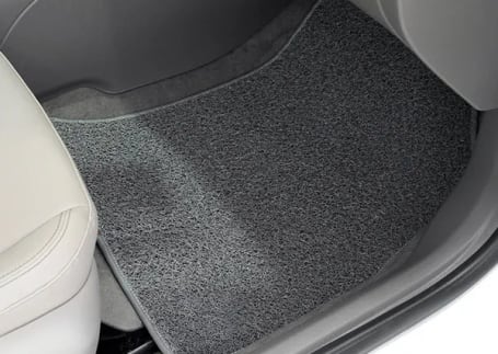 Tapete automotivo cinza de fios encaracolados no assoalho do carro Tapete automotivo cinza de fios encaracolados no assoalho do carro