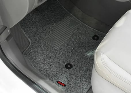 Tapete automotivo cinza com etiqueta vermelha no assoalho dianteiro