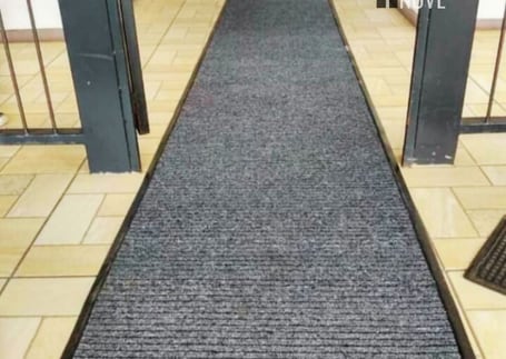 Tapete Duo Aqua Premium cinza em corredor entre elevadores