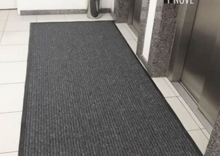 Tapete Duo Aqua Premium cinza em frente a um elevador