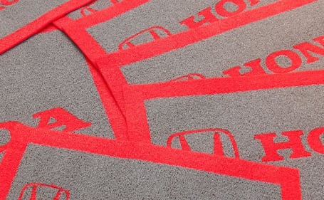 Tapetes personalizados cinza com o logo vermelho da Honda