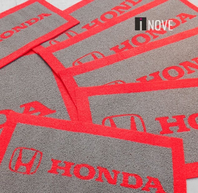 Tapetes personalizados cinza com o logo vermelho da Honda Tapetes personalizados cinza com o logo vermelho da Honda