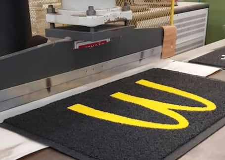 Tapete preto com o 'M' amarelo do McDonald's em produção