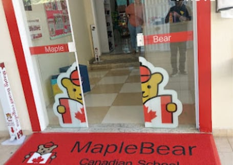 Tapete da escola MapleBear Canadian School com logo do urso