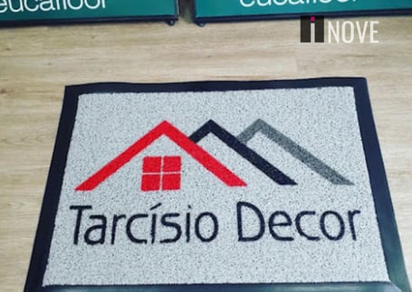 Tapete cinza da Tarcísio Decor com logo de casa