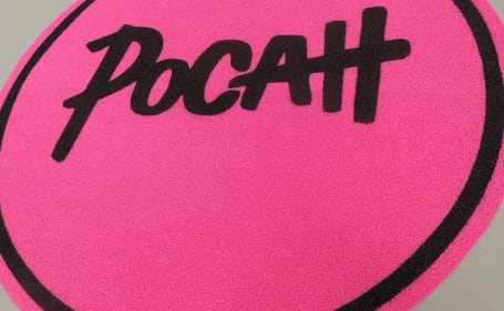 Tapete redondo personalizado rosa com o logo Pocah Tapete redondo personalizado rosa com o logo Pocah