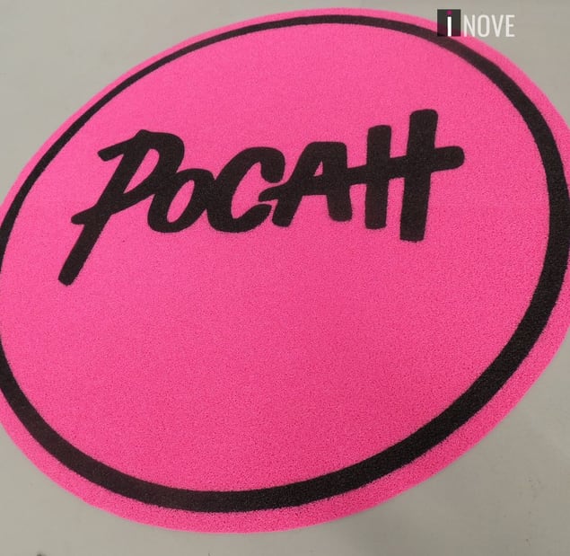 Tapete redondo personalizado rosa com o logo Pocah Tapete redondo personalizado rosa com o logo Pocah