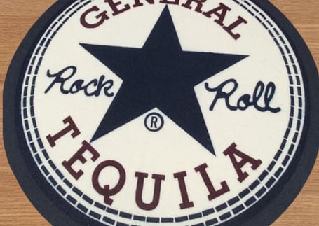 Tapete redondo com a arte General Rock Roll Tequila em preto e creme