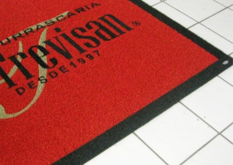 Tapete 3M vermelho com o logo Trevisan na entrada