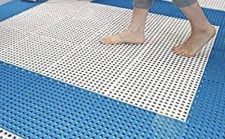 Piso modular Acqua montável azul e branco em área molhada de banho Piso modular Acqua montável azul e branco em área molhada de banho