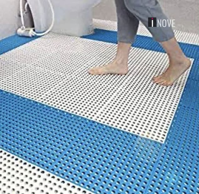 Piso modular Acqua montável azul e branco em área molhada de banho