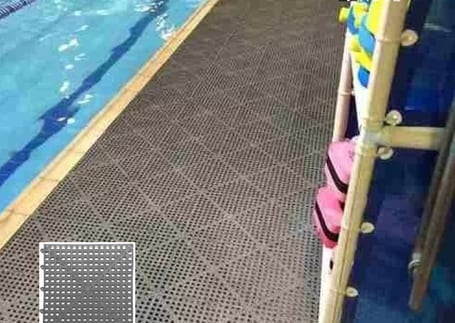 Piso modular Acqua montável cinza na borda de uma piscina Piso modular Acqua montável cinza na borda de uma piscina