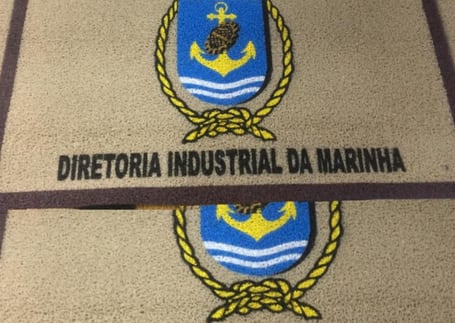 Tapetes com o brasão da Diretoria Industrial da Marinha