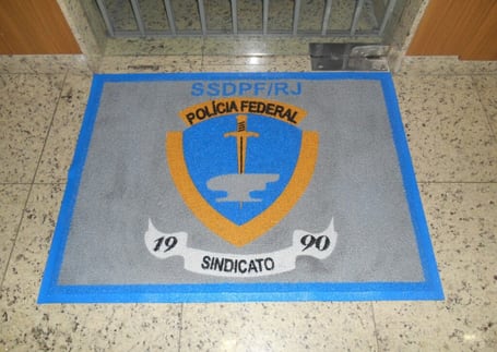 Tapete com o brasão do Sindicato da Polícia Federal SSDPF/RJ