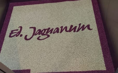 Tapete com perfil 'Ed. Jaguanum' e moldura de alumínio vinho em elevador