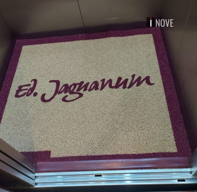 Tapete com perfil 'Ed. Jaguanum' e moldura de alumínio vinho em elevador Tapete com perfil 'Ed. Jaguanum' e moldura de alumínio vinho em elevador