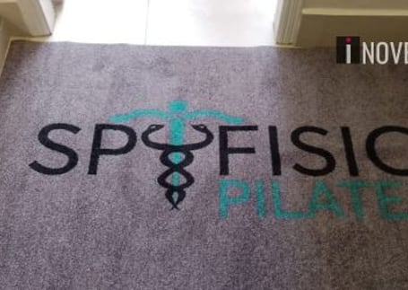 Tapete de nylon cinza com o logo da clínica SP Fisio