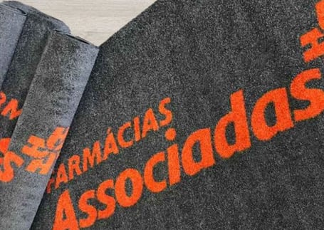 Tapete de nylon cinza-escuro com o logo Farmácias Associadas