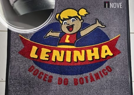 Tapete de nylon cinza da Leninha Doces do Botânico com mascote