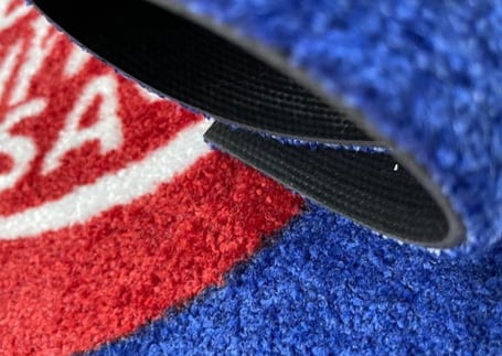 Tapete de nylon vermelho e azul enrolado com personalização
