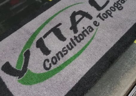 Tapete de nylon cinza com o logo Vital Consultoria e Topografia