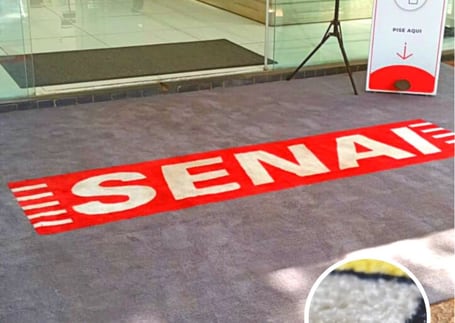 Tapete de nylon com o logo do SENAI em um hall de entrada