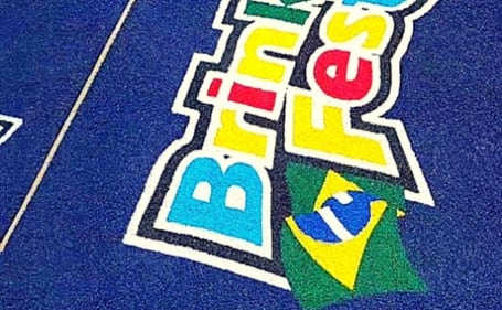 Tapete de vinil azul com o logo colorido Brink Fest Tapete de vinil azul com o logo colorido Brink Fest