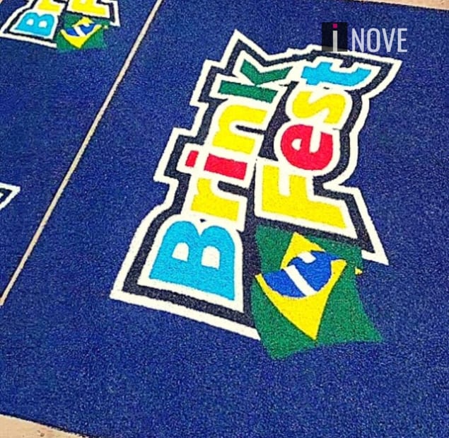 Tapete de vinil azul com o logo colorido Brink Fest Tapete de vinil azul com o logo colorido Brink Fest