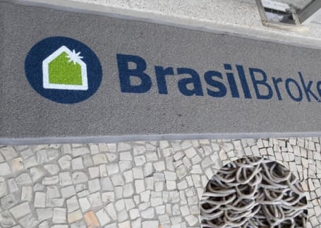 Tapete de vinil cinza da BrasilBroker na entrada do edifício
