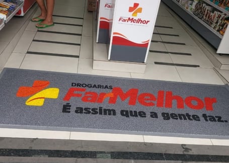 Tapete de vinil azul da Drogaria FarMelhor