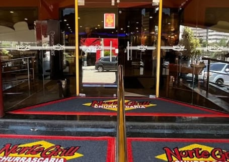 Tapetes de vinil vermelhos na entrada de uma churrascaria