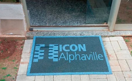 Tapete emborrachado azul personalizado com logo na entrada de prédio comercial Tapete emborrachado azul personalizado com logo na entrada de prédio comercial