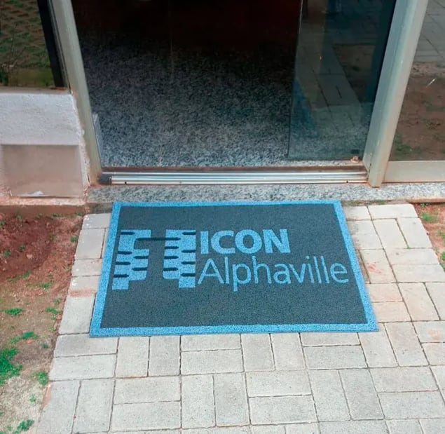 Tapete emborrachado azul personalizado com logo na entrada de prédio comercial