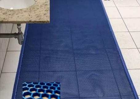 Passadeira azul perfurada para área úmida em um corredor molhado Passadeira azul perfurada para área úmida em um corredor molhado