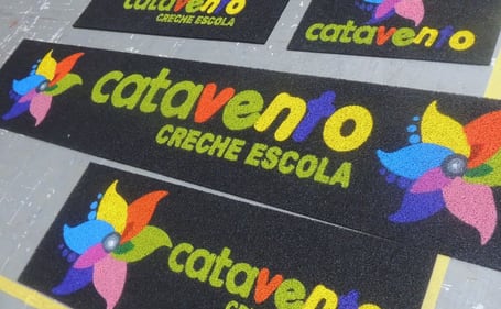 Tapetes da creche escola Catavento com logo de cata-vento colorido