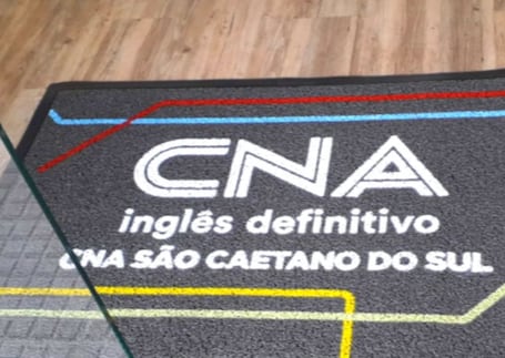 Tapete cinza do CNA Inglês Definitivo de São Caetano do Sul