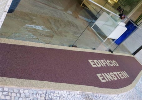 Tapete vinho do Edifício Einstein na entrada de vidro