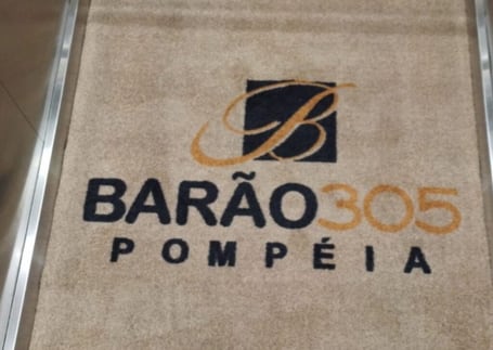 Tapete de nylon bege do condomínio Barão 305 Pompéia