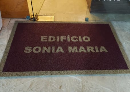 Tapete vinho do Edifício Sonia Maria personalizado