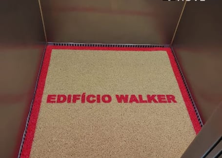 Tapete para elevador de fibra de coco do Edifício Walker com borda vermelha