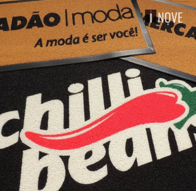 Tapetes personalizados Chilli Beans e de loja de moda para empresas