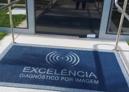Tapete da clínica Excelência Diagnóstico por Imagem na entrada Tapete da clínica Excelência Diagnóstico por Imagem na entrada