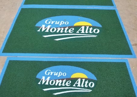 Tapetes verdes do Grupo Monte Alto personalizados