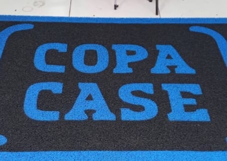 Tapete azul e preto da empresa Copa Case