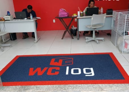 Tapete vermelho da WC Log na recepção do escritório