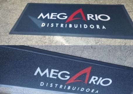Tapetes cinza da Megário Distribuidora personalizados