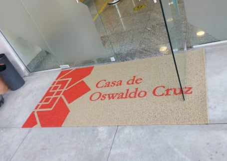 Tapete da Casa de Oswaldo Cruz na entrada de vidro