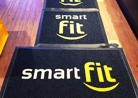 Tapetes pretos da academia Smart Fit com logo amarelo Tapetes pretos da academia Smart Fit com logo amarelo