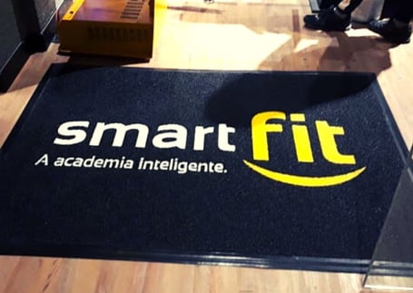 Tapete preto da Smart Fit 'A academia inteligente'
